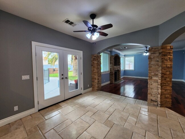 Building Photo - Entertainers Delight with minutes of shopping and restaurants