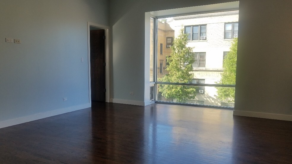 Building Photo - 2456 N California Ave