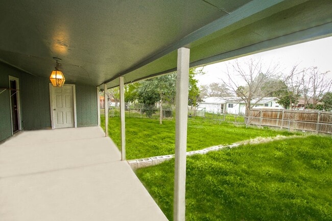 Building Photo - Your Family Home Near Dowtown