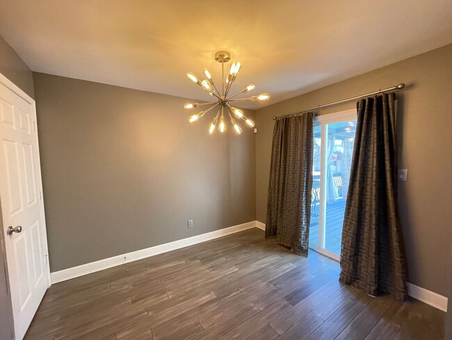 Building Photo - Move In Ready! 2 bed/4 bath townhouse with...