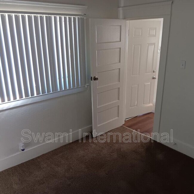 Building Photo - 1138 1/2 Blinn Ave.