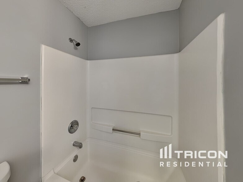 Building Photo - 6836 Saganaw Dr