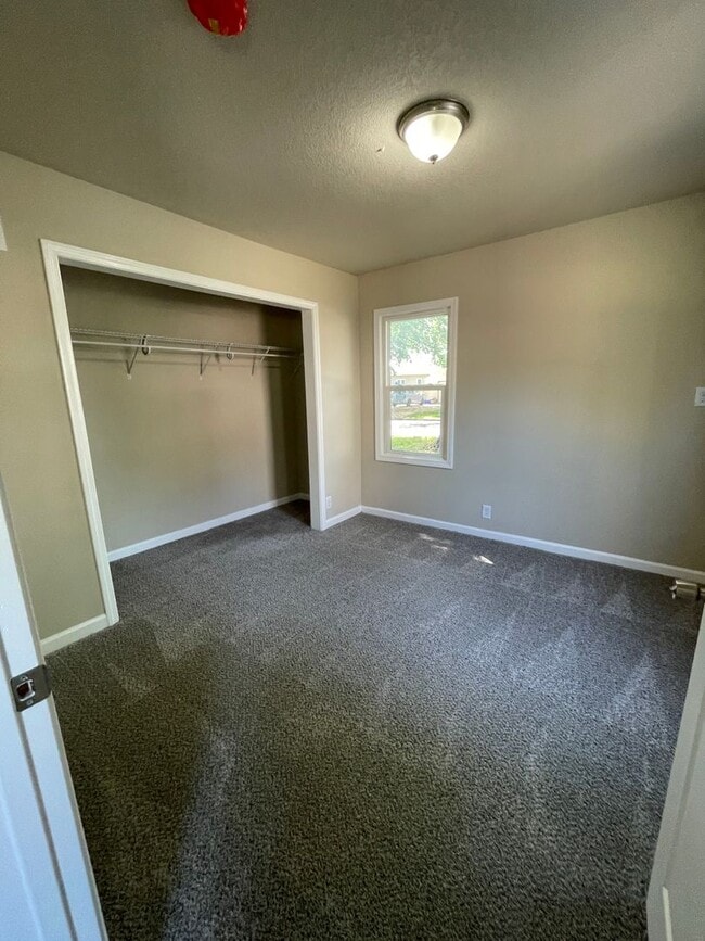 Building Photo - Updated 3 Bedroom 2 Bath Home-Located in Boone, IA