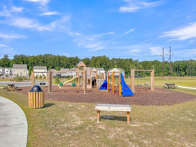 Building Photo - 3 Bedroom 2.5 Bath Located in Pine Hills in Summerville