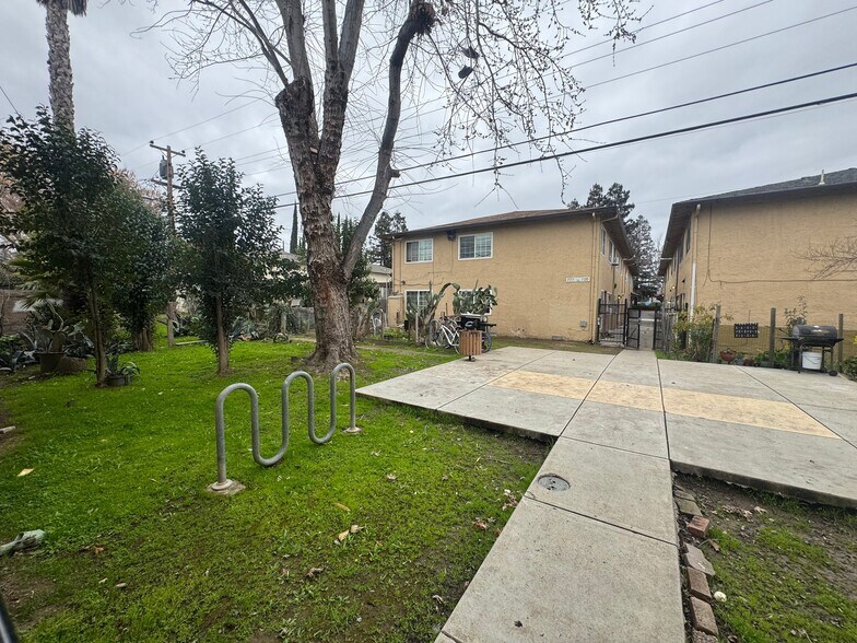 Building Photo - 721-721 Menker Ave