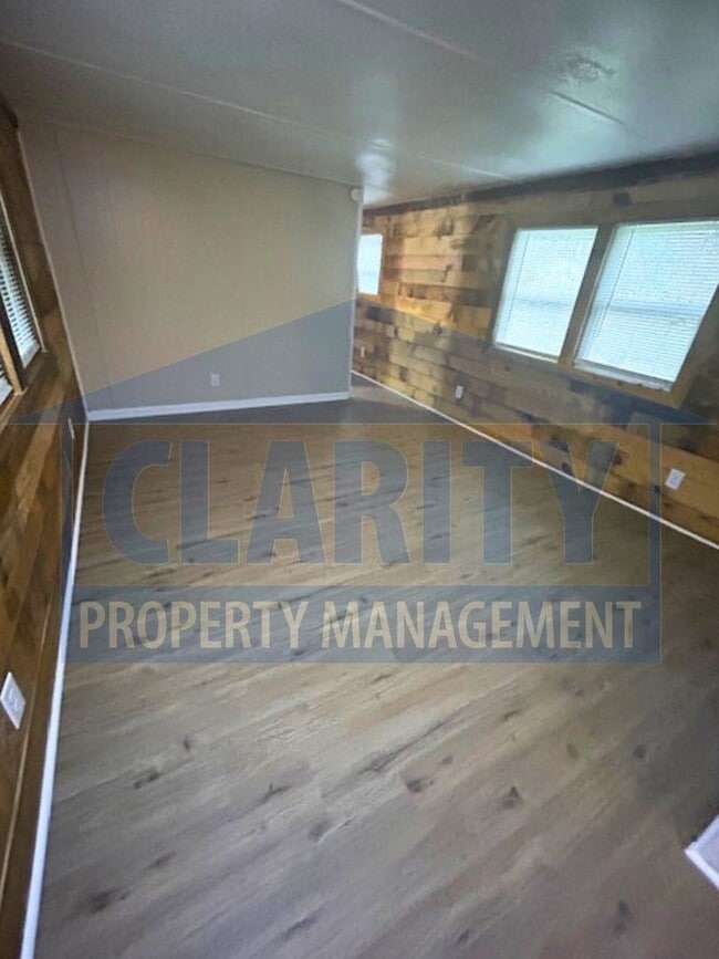 Building Photo - Two bedroom home in quiet location!