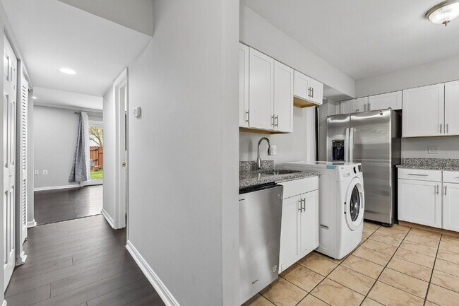 Building Photo - Beautifully remodeled two-level townhouse located in the desirable Irongate Community,