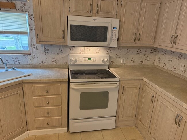 Building Photo - 2 Bedroom 1 Bath House With Covered Patio,...