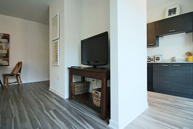 Building Photo - 789 N La Salle Dr