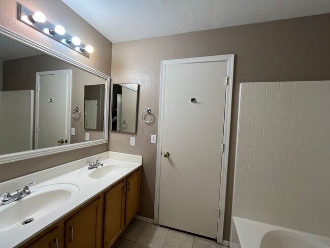 Building Photo - READY TO VIEW NOW! Spacious 3 Bed 2 Bath H...