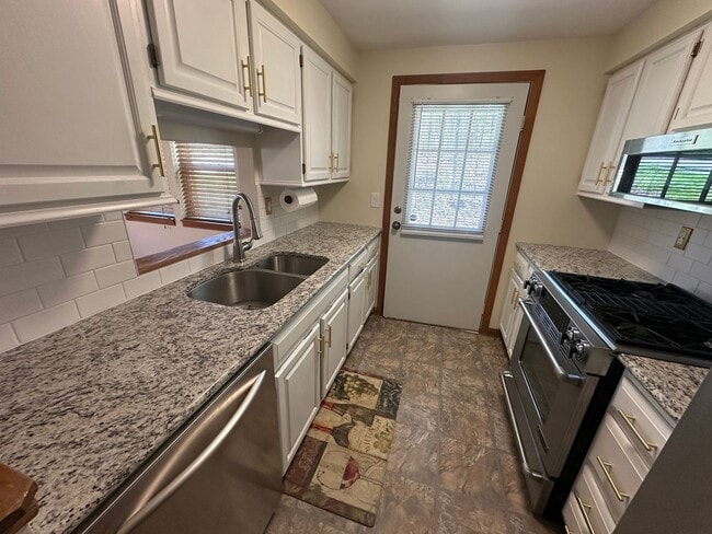 Building Photo - Charming 2BD/1BA Townhome in Burlington’s New North End