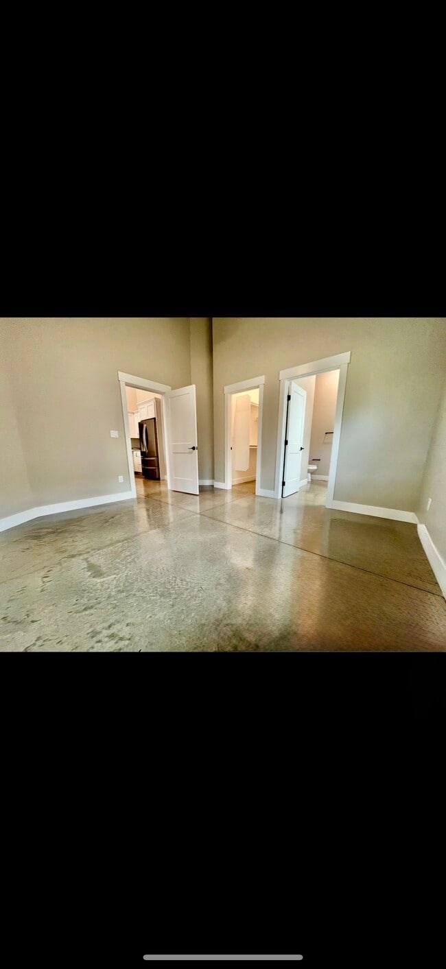 Building Photo - 320 E Golf Pl