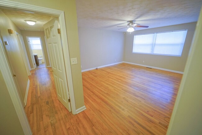 Building Photo - Cozy 3/2 Single Family Home