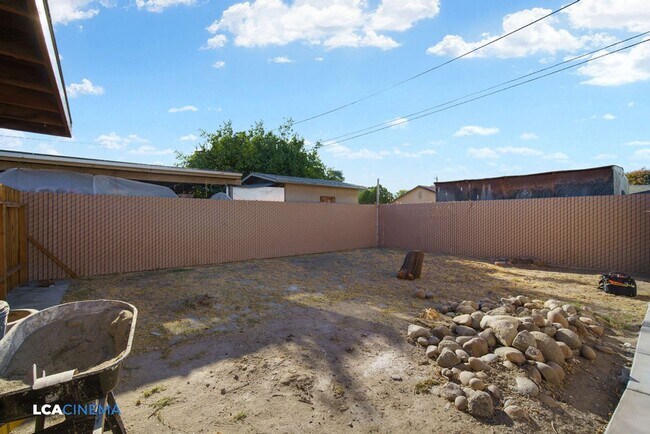 Building Photo - 627 Hood Dr