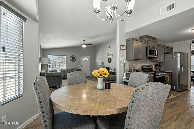 Building Photo - 404 Villa Ysleta