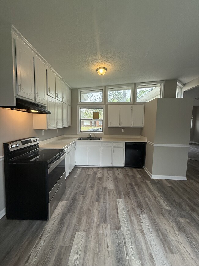 Building Photo - 913 Daniel Cir