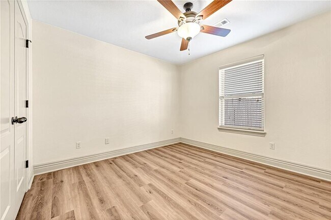 Building Photo - 103 NE Chicory Ln
