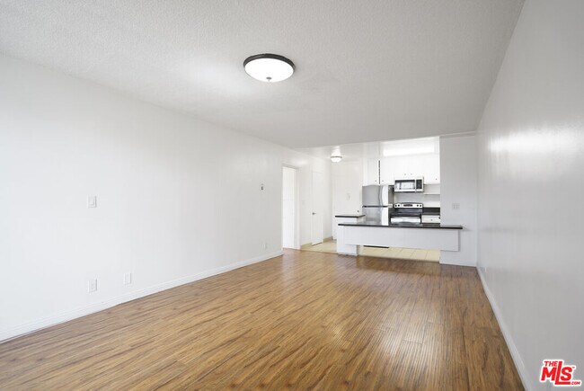 Building Photo - 425 S Kenmore Ave