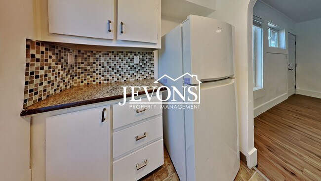 Building Photo - $300 Rent Credit - Well-kept ground-floor ...