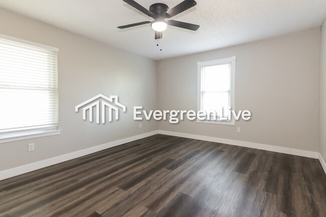 Building Photo - 1501 Shady Ln