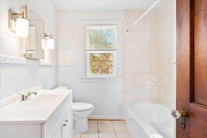 Building Photo - 3 Locust St