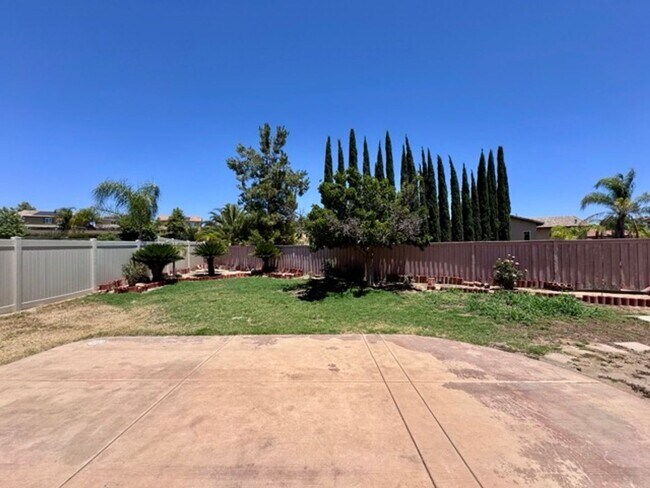 Building Photo - Murrieta Home with 6 Bedrooms plus a Bonus...