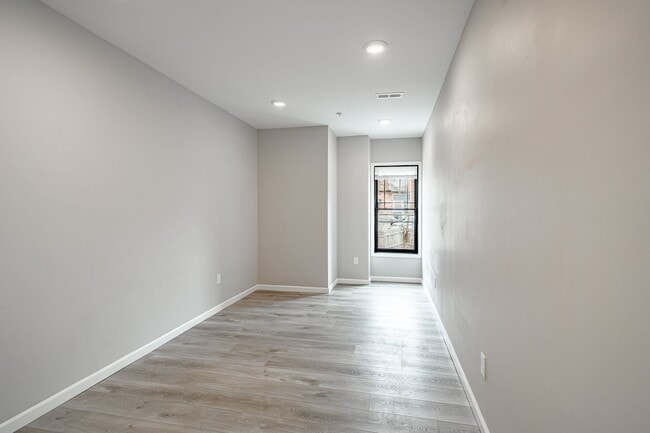 Building Photo - 235 E Market St