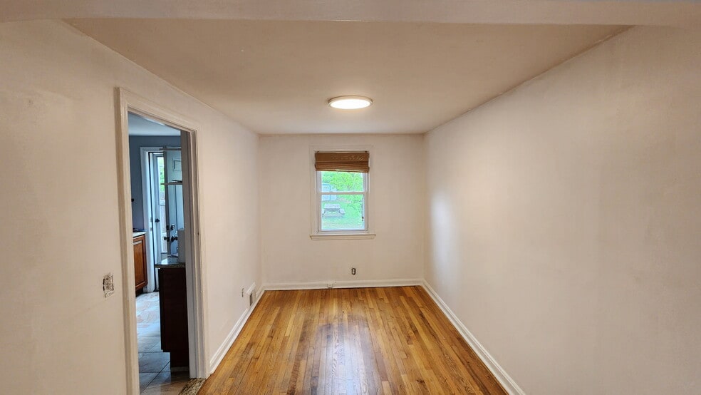 Building Photo - 1131 South Ave W