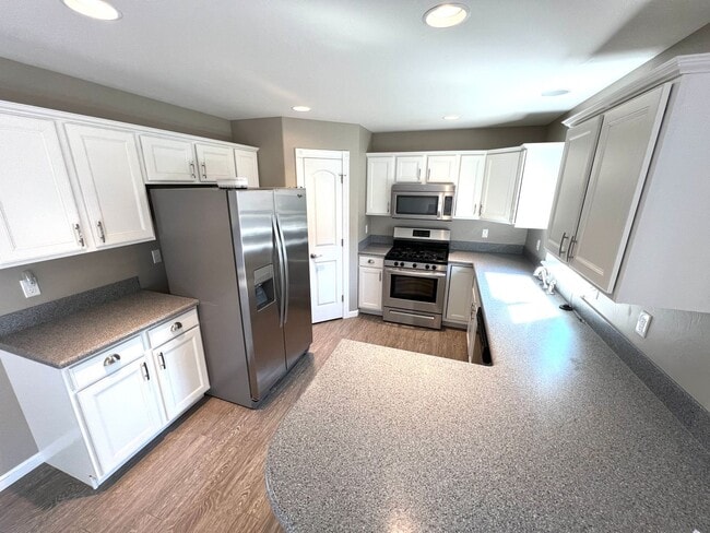 Building Photo - Beautiful 3 Bed 2 Bath Dog Friendly with F...
