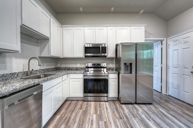 Building Photo - 12091 Canal St