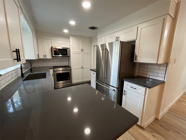 Building Photo - 1327 Moorhead Dr