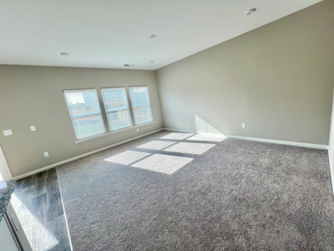 Building Photo - 372 Traminer Wy