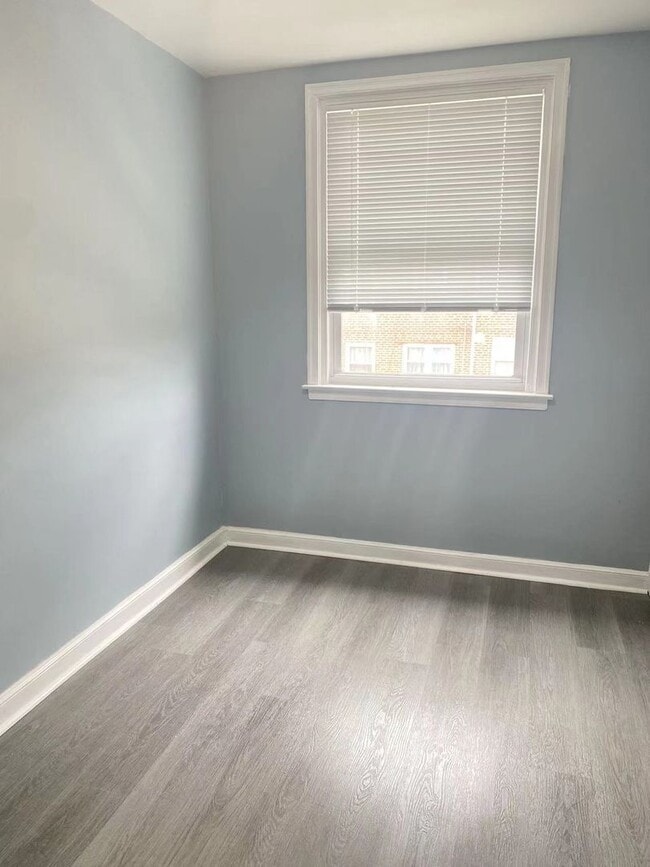 Building Photo - 3B1B Row House Available Sep 1st