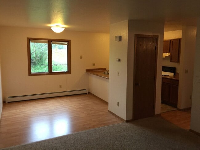 Building Photo - Beautiful spacious ground level 2 bed 1 ba...