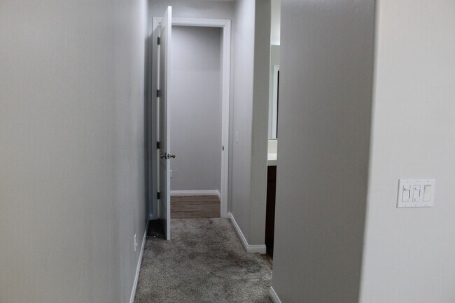 Building Photo - Northwest Bakersfield Home in the Village Green Community For Rent