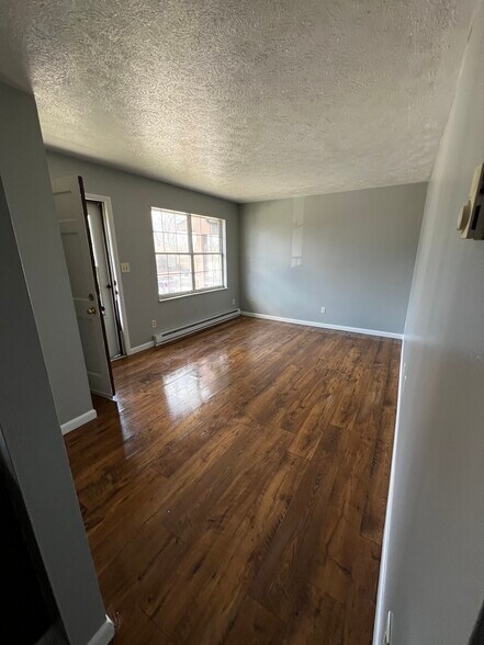 Building Photo - 1100 Eastgate Mnr