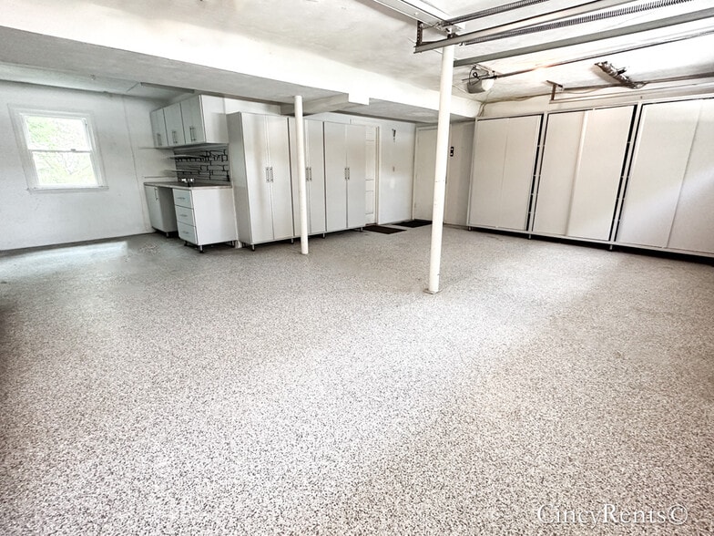 Building Photo - 6463 Oldbarn Ct