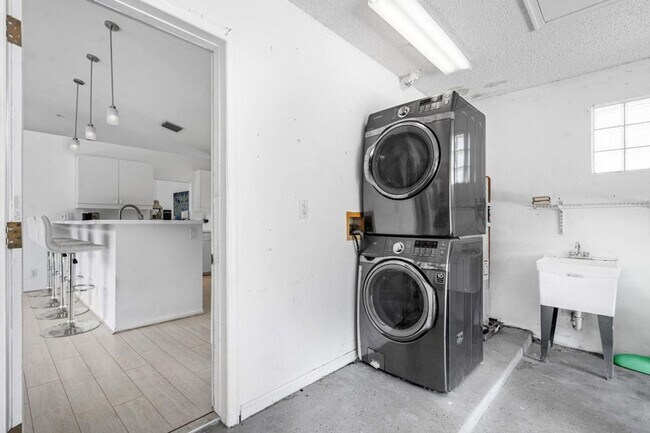 Building Photo - 790 Clearbrook Park Cir