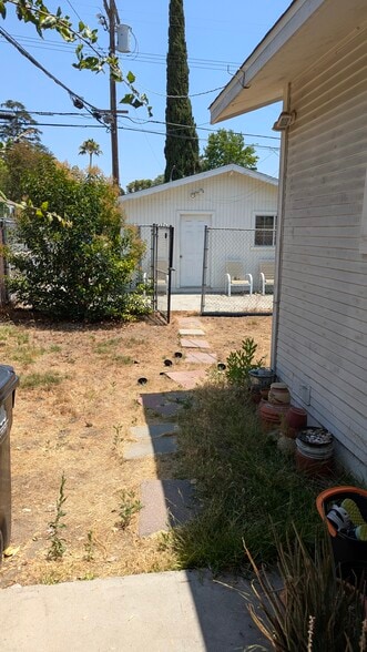 Building Photo - 5164 Rockland Ave