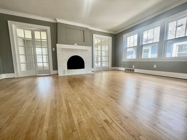 Building Photo - Breathtaking 3 bedroom 1 bath house in Minneapolis!!