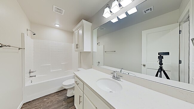 Building Photo - Beautiful 3 Bedroom 2 Bathroom Duplex Next...