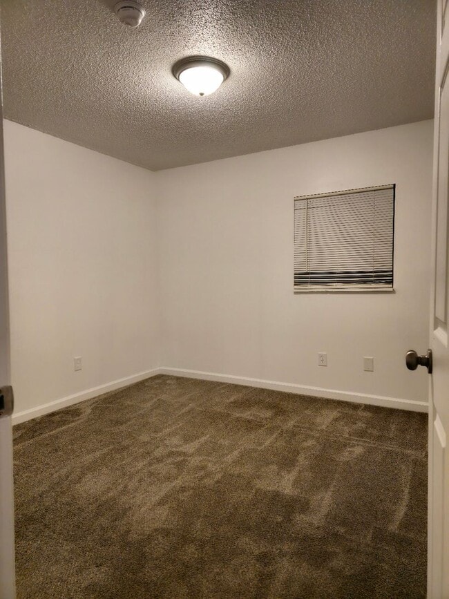 Building Photo - ** Holiday Special - Rent free until next ...