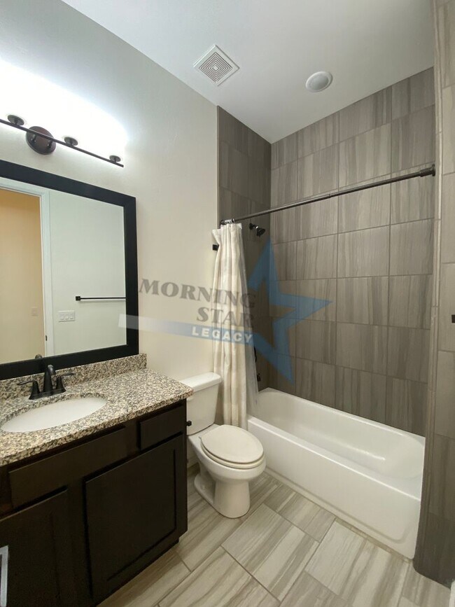 Building Photo - Stunning 4 bedroom, 2.5 bath house - 3 car...