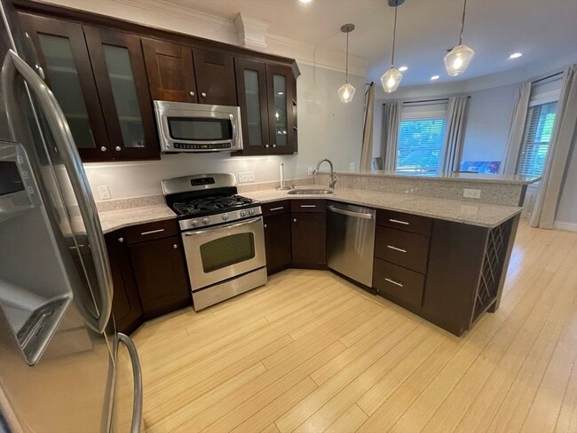 Building Photo - 10 Symmes St