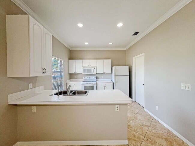 Building Photo - 906 Alfreda Ave