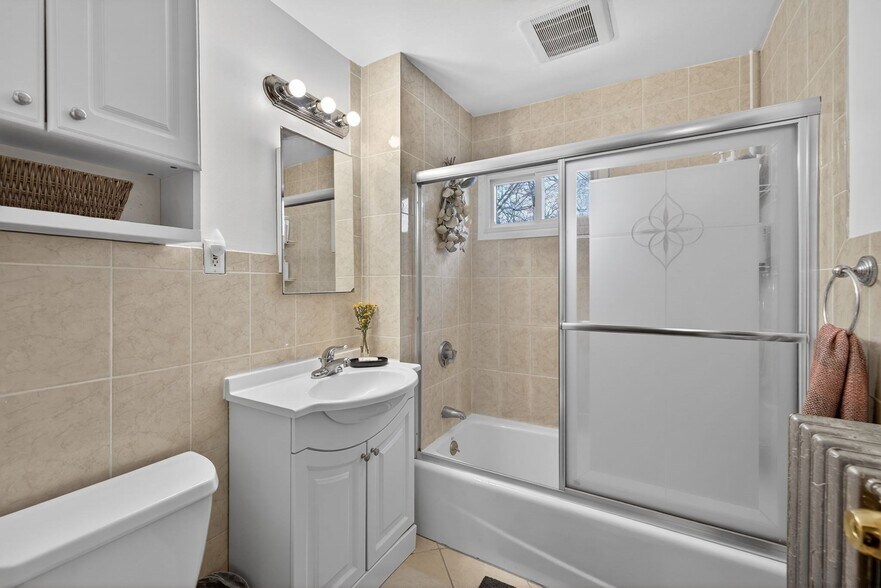 Building Photo - 27 South Crescent Circuit