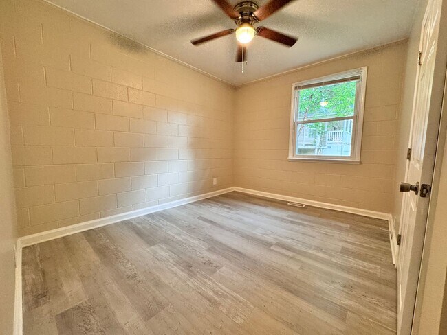 Building Photo - 2 Bed, 1 Bath Home w/ Garage