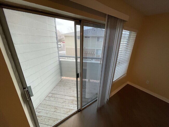 Building Photo - Updated 2 Bedroom, 2 Bath Condo (Available Immediately)