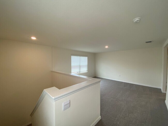 Building Photo - Avalon Woods 4/3/2 ***WON'T LAST***