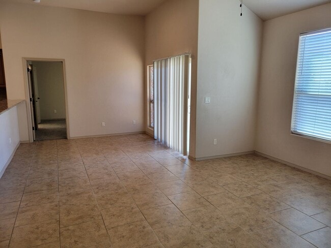 Building Photo - 3 Bedroom, 2 Bathroom Home!